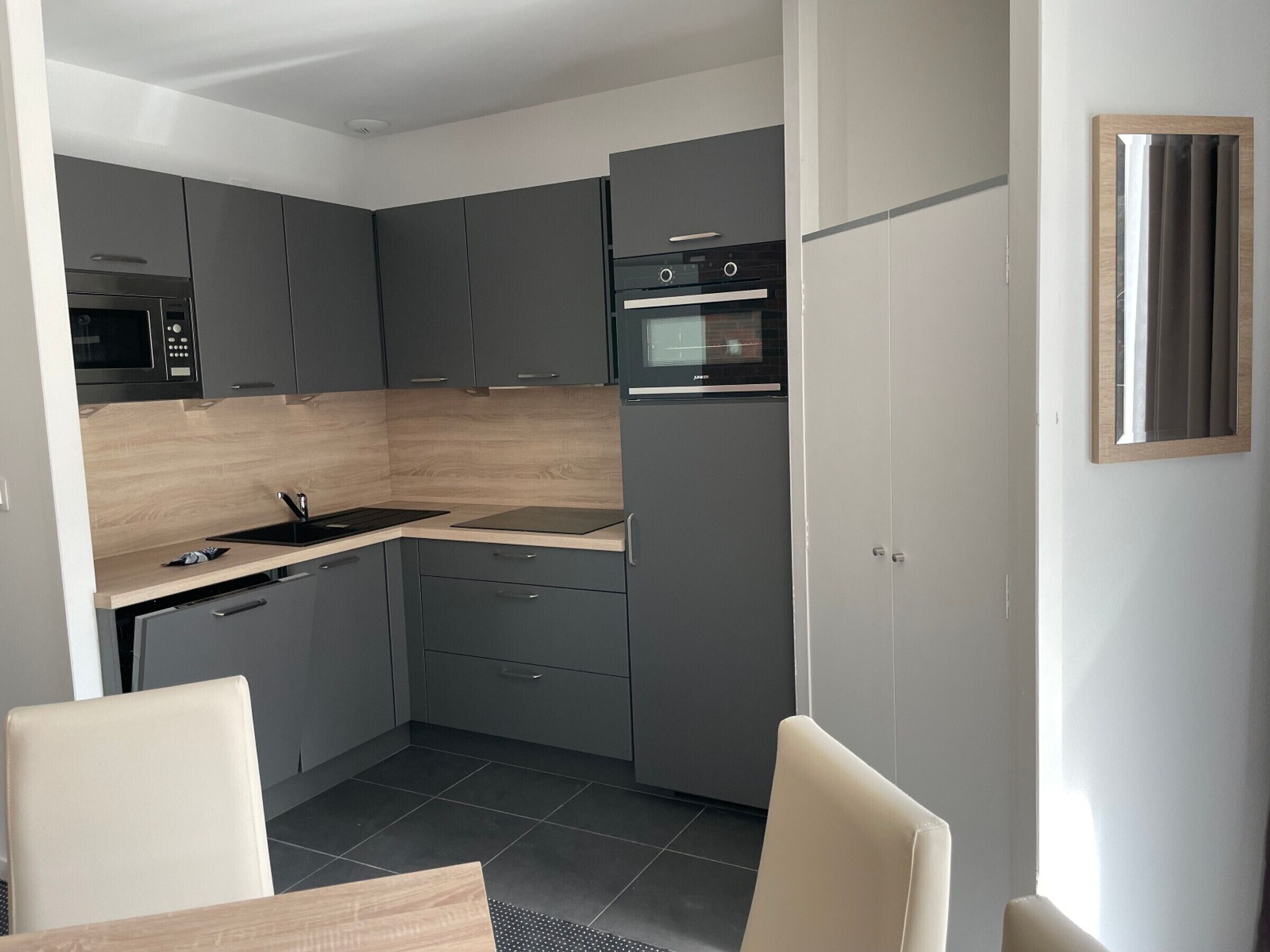 Kühlschrank, Mikrowelle, Ofen, Herdplatte