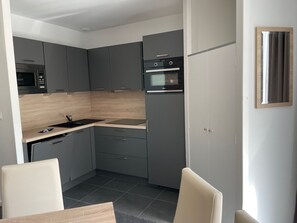 Fridge, microwave, oven, stovetop - 2-room apartment for 8 in Gourette with pool and pets allowed (Gourette)