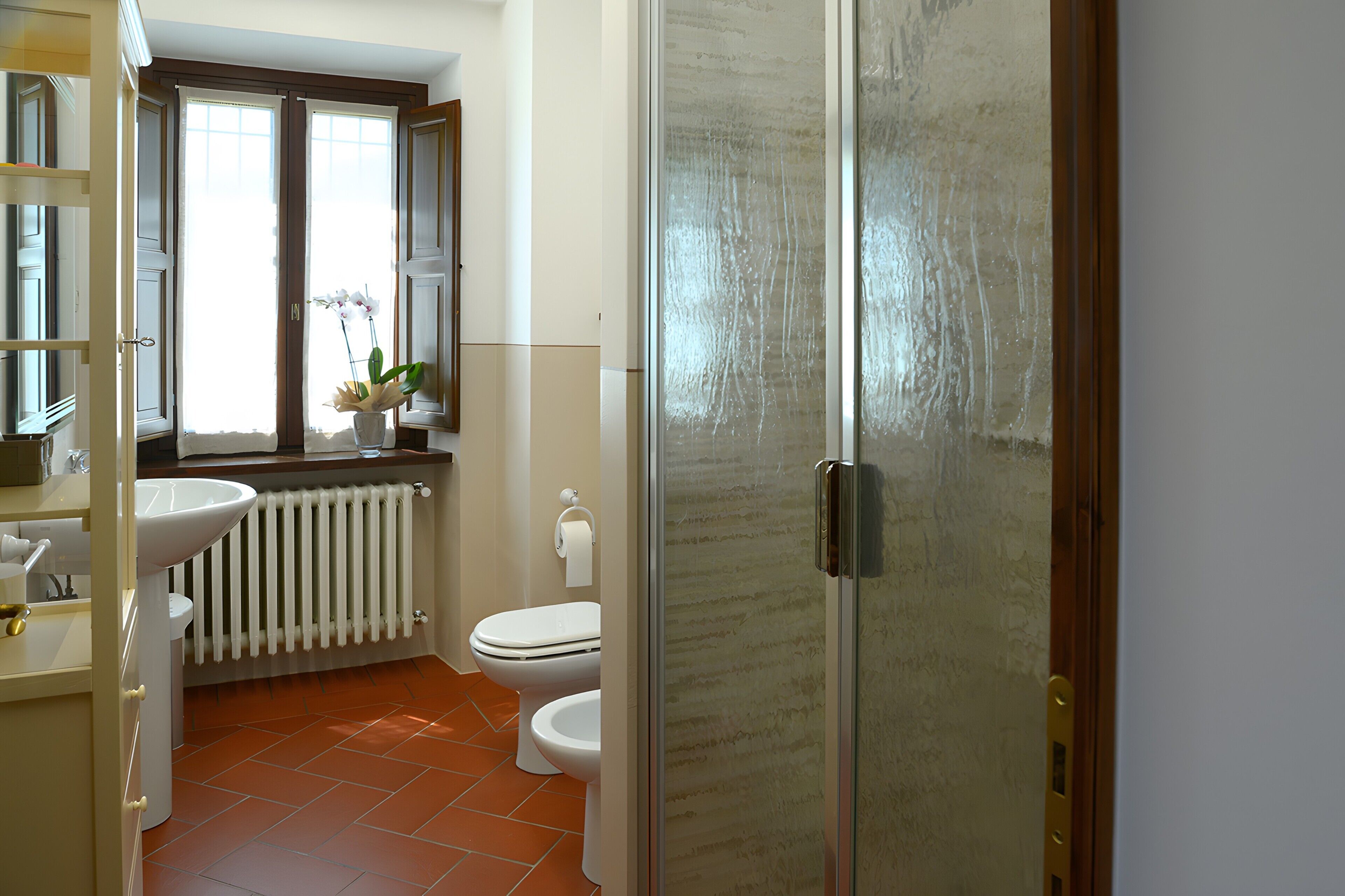Een douche, een haardroger, handdoeken