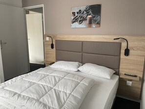 2 bedrooms, free WiFi, bed sheets - Apartment in Gourette - 8 ppl, pool, pets allowed (Gourette)