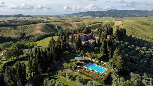 A large estate with a swimming pool, surrounded by lush greenery and tall trees. - Villa Storica Volterra (Volterra)