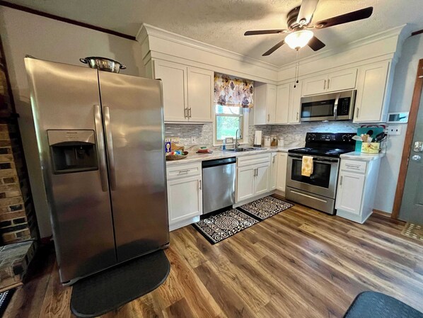 冰箱、微波炉、烤箱、炉灶