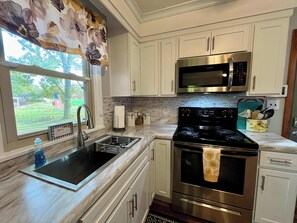 冰箱、微波炉、烤箱、炉灶