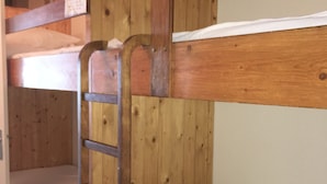A bunk bed with a wooden ladder and a single bed below. - Gourette Studio, 6 pax, WIFI, pets allowed (Gourette)