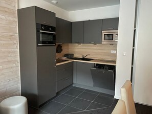 Jääkaappi, mikroaaltouuni, astianpesukone