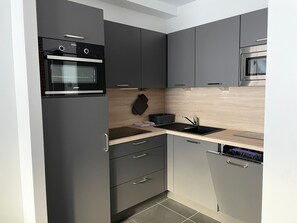 Fridge, microwave, dishwasher - Gourette: Apartment for 8, 56m², Pets Allowed (Gourette)