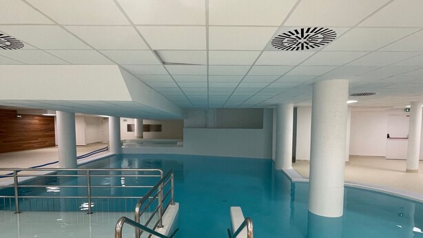 An indoor swimming pool with clear water, a central staircase, and white pillars. - Gourette: 2-Room Apt, 6 People, Pool, Pets Allowed (Gourette)