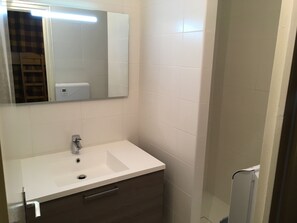 Bathroom - Comfy studio 6 ppl, Southeast balcony, pets allowed (Gourette)