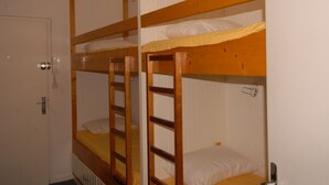 A room with bunk beds, a door, and a radiator. - Comfort studio 6 pers, Gourette resort, pets allowed (Gourette)