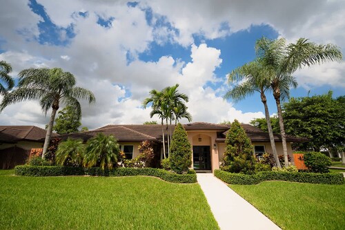 ‼️Poolside Miami Paradise w/ BBQ + Outdoor Lounge