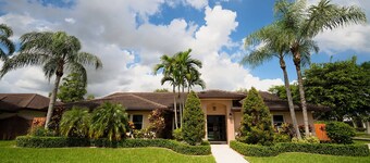 ‼️Poolside Miami Paradise w/ BBQ + Outdoor Lounge