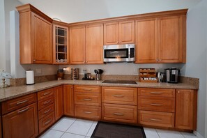 Fridge, microwave, oven, stovetop - ‼️Poolside Miami Paradise w/ BBQ + Outdoor Lounge (Miami)