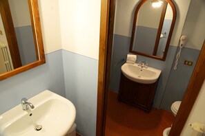 Een douche, een haardroger, handdoeken