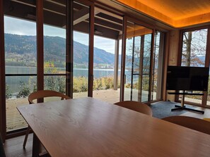 شقة فاخرة - منظر للبحيرة - في الطابق الأرضي | منطقة المعيشة | مدفأة