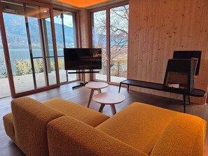 Luxury Condo, Lake View, Ground Floor | Ruang tamu | 50 inci sebuah televisyen pintar dengan digital, pendiangan 