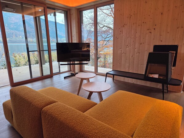 شقة فاخرة - منظر للبحيرة - في الطابق الأرضي | منطقة المعيشة | مدفأة