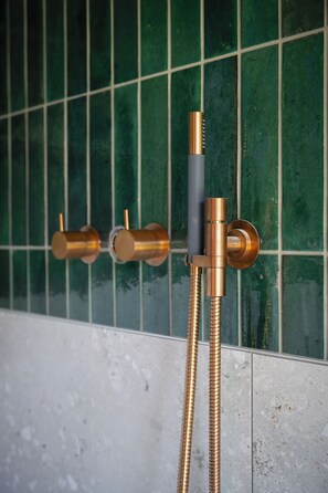 Dusche, kostenlose Toilettenartikel, Haartrockner, Bademäntel