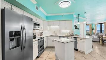 Signatur-lejlighed - 3 soveværelser - balkon - strandudsigt | Privat køkken | Køleskab, mikrobølgeovn, ovn, kogeplade