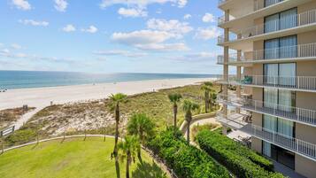 Apartamento Signature, 3 habitaciones, balcón, vistas a la playa | Vistas del balcón