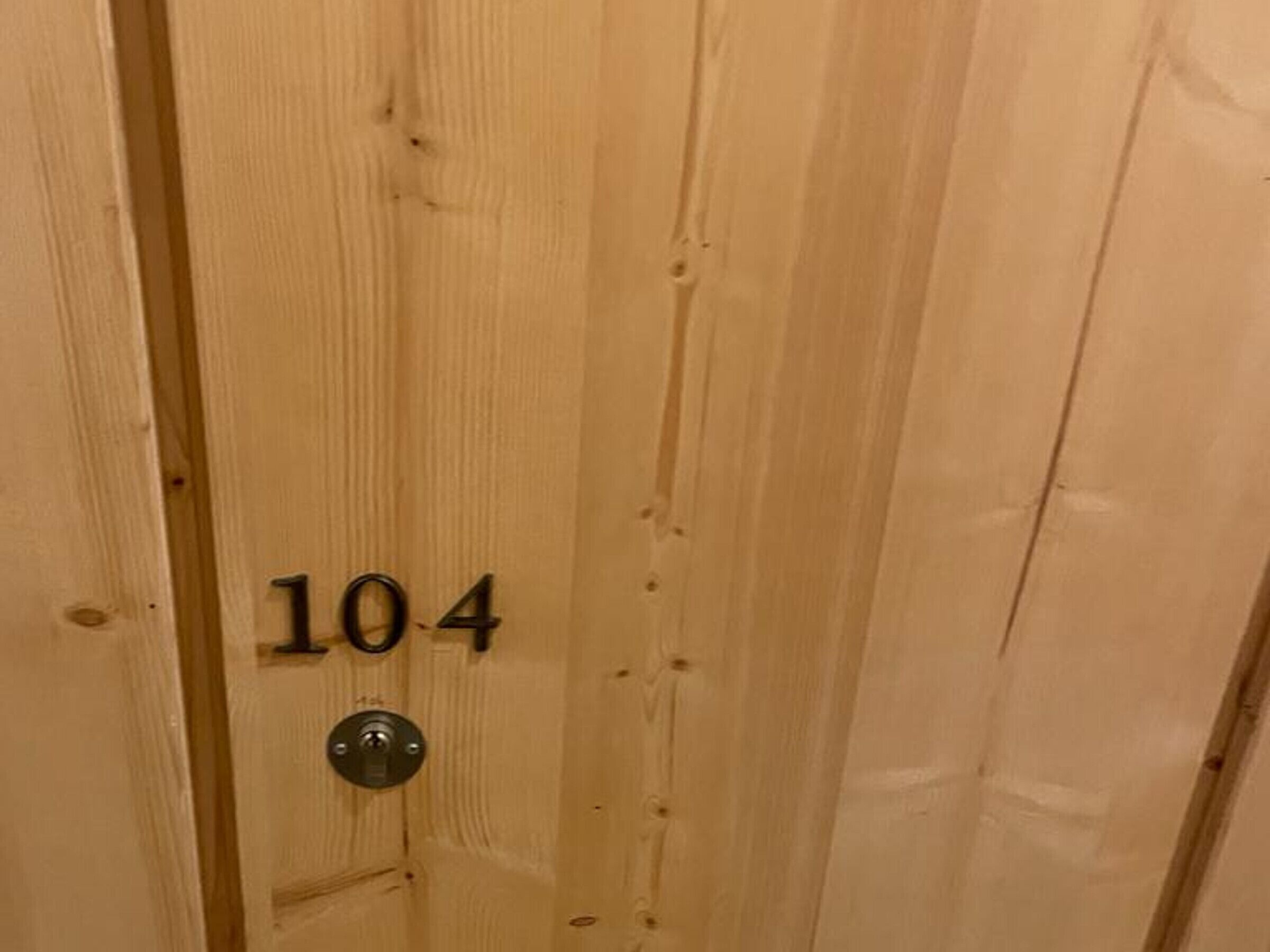 En trædør med nummer 104.