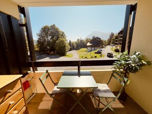 Outdoor dining - Renovated cozy studio with south balcony - 2 pers. (Arâches-la-Frasse)
