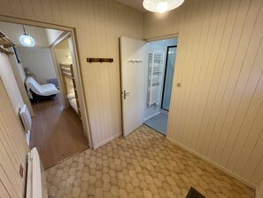 Room - Spacious T2 with balcony near slopes in Le Lioran (Le Lioran)