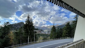 A road with a wooden fence and a mountain view. - Spacious T2 with balcony near slopes in Le Lioran (Le Lioran)