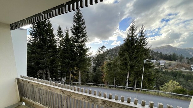 A balcony with a view of a road and trees. - Spacious T2 with balcony near slopes in Le Lioran (Le Lioran)