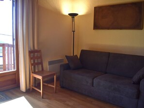 TV - Charming South-Facing 2-Rooms with Garage and Balcony (Font-Romeu-Odeillo-Via)