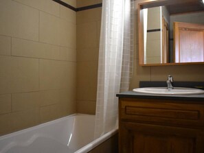Bathroom - Charming South-Facing 2-Rooms with Garage and Balcony (Font-Romeu-Odeillo-Via)
