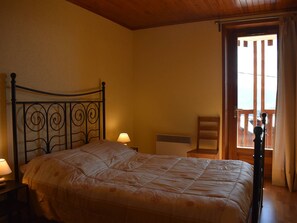 1 bedroom - Charming South-Facing 2-Rooms with Garage and Balcony (Font-Romeu-Odeillo-Via)