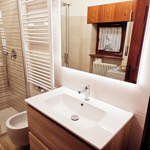 Douche, sĂšche-cheveux, bidet, serviettes fournies