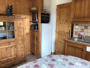 Coffee/tea maker, fridge, microwave, stovetop - 3-room apartment - 6 pax - Ski-in with garage (Arâches-la-Frasse)