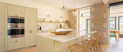 Refrigerador, microondas, horno, placa de cocina