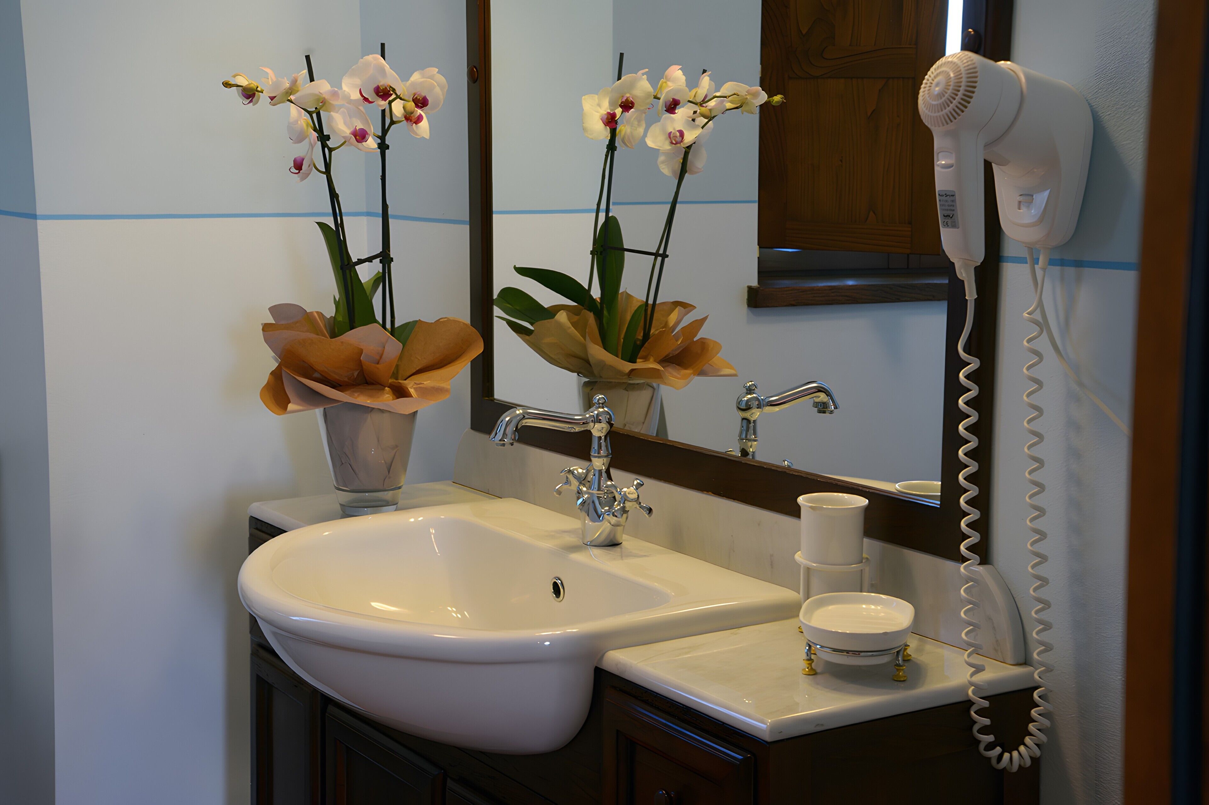 Douche, sèche-cheveux, serviettes fournies