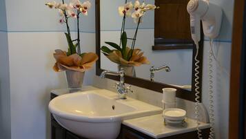 Douche, sĂšche-cheveux, serviettes fournies