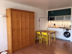 Dining - Spacious studio for 4 with terrace in Port Camargue (Port Camargue)