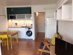 Fridge, microwave, stovetop, coffee/tea maker - Spacious studio for 4 with terrace in Port Camargue (Port Camargue)