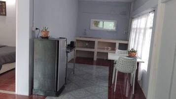 ํ์ฐ์ค, ์นจ์ค 2๊ฐ, ํก์ฐ, ํํฐ์ค