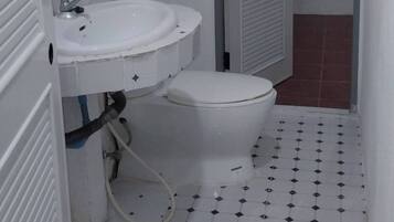 ํ์ฐ์ค, ์นจ์ค 2๊ฐ, ํก์ฐ, ํํฐ์ค | ์์ค