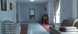 House, 2 Bedrooms, Smoking, Patio | Living room