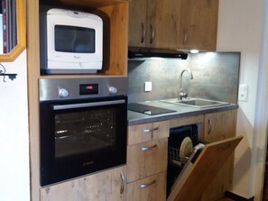 Fridge, microwave, oven, stovetop - 2-Bedroom Apartment - 6 People - Center Station (Les Carroz d'Arâches)