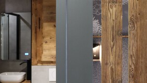 Un baño con pared de madera, un lavabo blanco y un espejo.