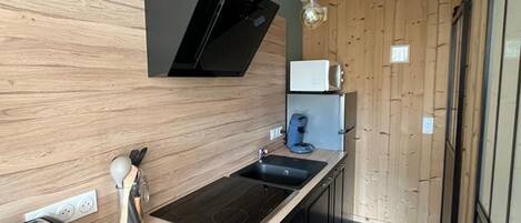 Kühlschrank, Mikrowelle, Ofen, Herdplatte