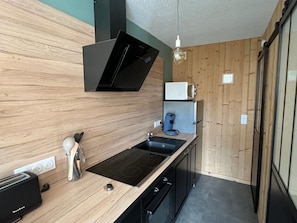 Geladeira, micro-ondas, fogão, cooktop