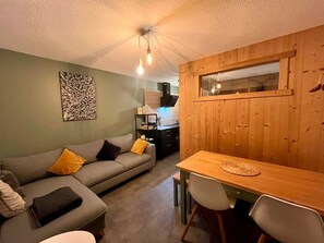 TV - Renovated 2-room apartment, town center, garage, pets allowed (Arâches-la-Frasse)