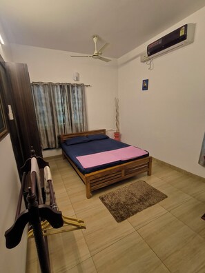 2 bedrooms, iron/ironing board, Internet, bed sheets