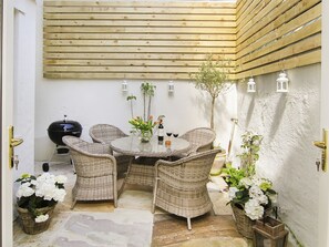 Outdoor dining - Tri Raglan Bach (Beaumaris)