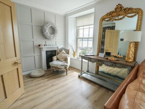 Living area - Tri Raglan Mawr (Beaumaris)