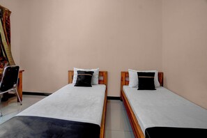 Free WiFi, bed sheets - OYO 94899 Nilskost Syariah Near Upn (Surabaya)